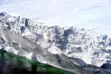 Helicopter view Ross Iceshelf Antarctica. © Etienne Pierart